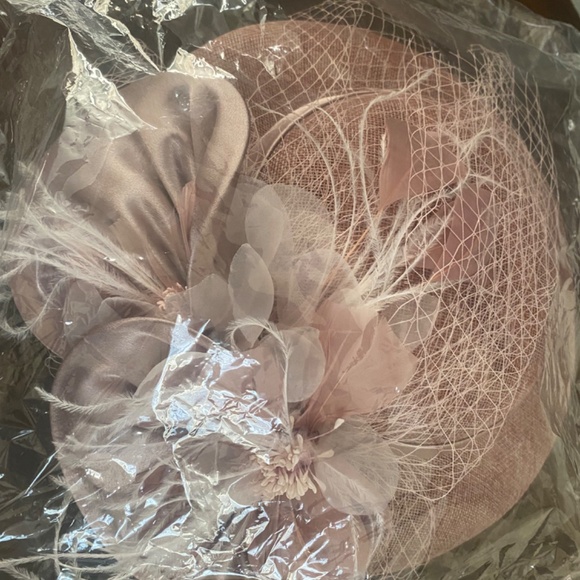 Brand new 12’ fascinator with feathers,net and satin - Picture 8 of 8